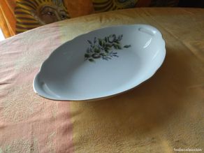 Antiques: Bonita fuente honda de porcelana m z czechoslovakia,decorado con rosas blancas y amarillas.